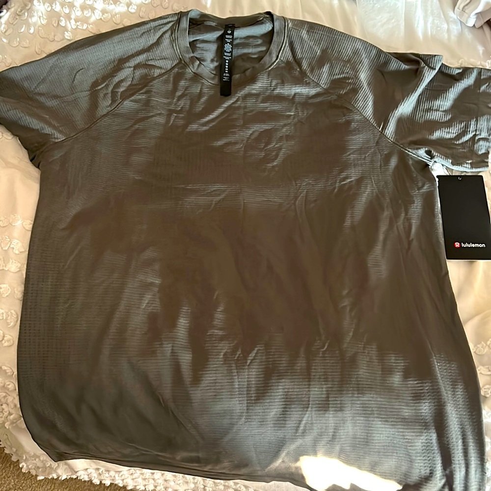 Lululemon men’s xl metal vent tech short sleeve brand new still with tag on it